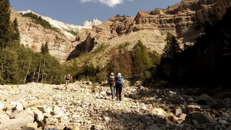 Eine Schlucht von 8 Kilometern Länge und bis zu 400 Metern Tiefe grub der Bletterbach in der Eiszeit, vor rund 15.000 Jahren ins Gebirge. - Foto: Geoparc Bletterbach