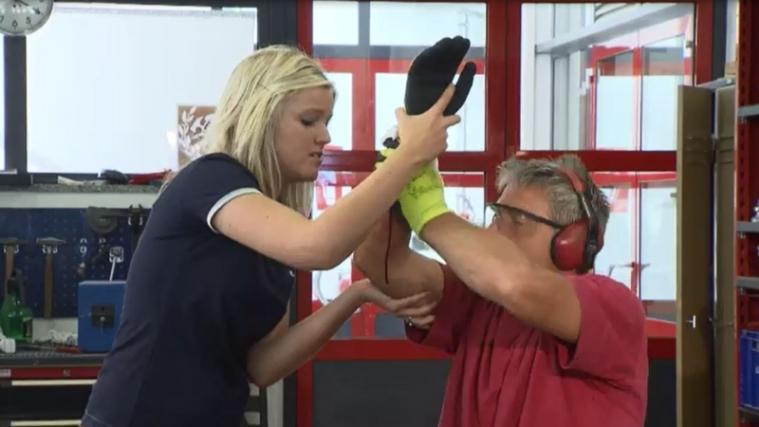 Eine Blutung muss so schnell wie möglich gestoppt werden. (Foto: Screenshot Weiß-Kreuz-Video)