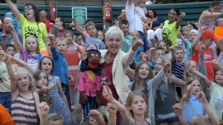 Das Zirkusäffchen Bobby und Verena Huber sangen und tanzten mit vielen Kindern im Camping Union Lido.