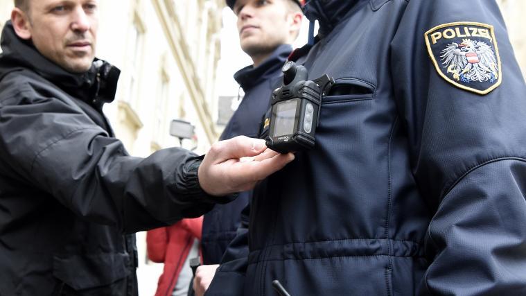 Die kleine, an der Brust getragene Kamera kann Polizeihandlungen filmen.