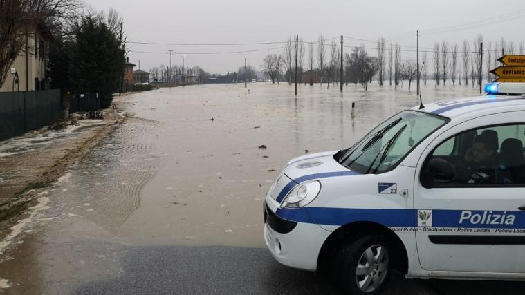 Im Umkreis der Stadt Bologna haben die großen Wassermassen, die der Fluss Reno mit sich führt, einen Dammbruch verursacht. Foto: Polizei von Terradacqua, Twitter.