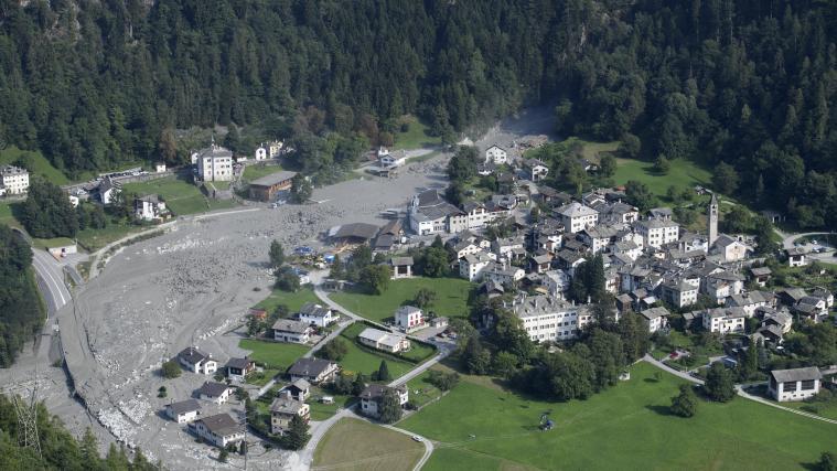 60 Bewohner dürfen für 2 Monate nicht in ihre Häuser zurückkehren. Im Bild: Bondo nach dem Bergsturz
