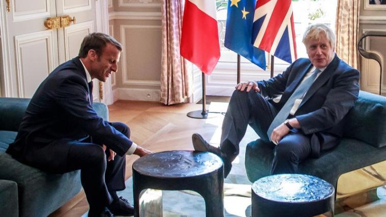 Die Aufregung nach der Aufnahme von Boris Johnsons Fuß auf Emmanuel Macrons Tisch ist groß.