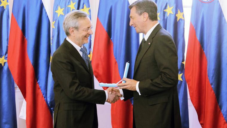 Borut Pahor (rechts) ehrt Michl Ebner.