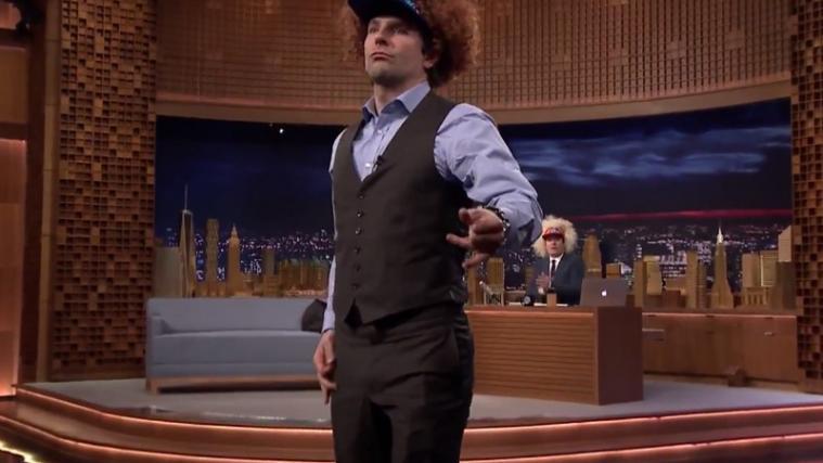 Bradley Cooper rockt das Gitarrensolo von Neil Young in Jimmy Kimmels "Tonight"-Show - Foto: Youtube