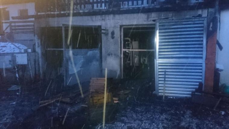 Die Fassade des Heizungsraumes hatte Feuer gefangen. - Foto: FFW Innichen