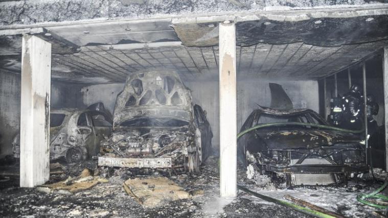 Vier Autos brannten total aus, drei wurden beschädigt.-Foto: APA