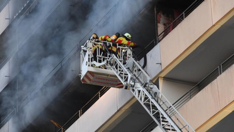 Die Feuerwehr musste Dutzende Menschen aus dem brennenden Hochhaus in Stutensee bei Karlsruhe retten. Für 2 Bewohner kam jede Hilfe zu spät.