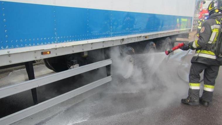 Der Lkw begann nur kurz darauf erneut zu brennen. - Foto: Berufsfeuerwehr Bozen