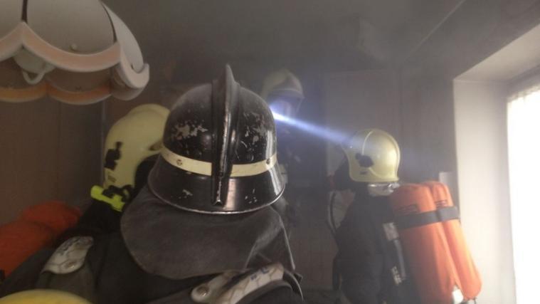 Die Wehrmänner beim Brandeinsatz. - Foto: FFW Partschins