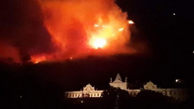 Der starke Wind fachte das Feuer immer weiter an, so dass sich die Flammen rasch ausbreiteten und auf mehrere Siedlungen zu rückten. - Foto: Facebook/Feuerwehr