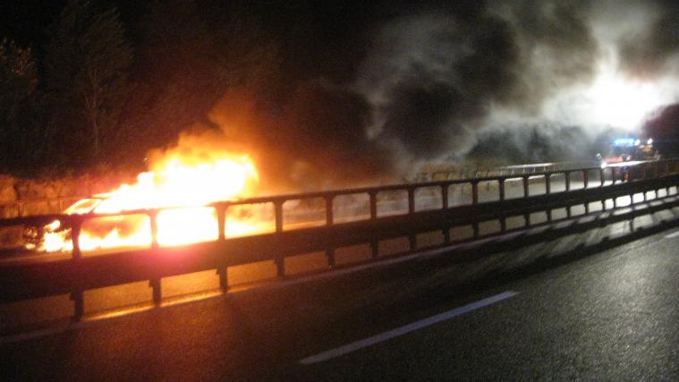 Das Auto brannte völlig aus. Foto: FFW Neumarkt