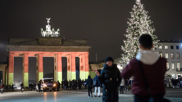 Nach Anschlägen etwa in Frankreich und Belgien hatte das Brandenburger Tor in der Vergangenheit in den Nationalfarben der betroffenen Länder geleuchtet. Nun strahlt es in den deutschen Farben. - Foto: AFP