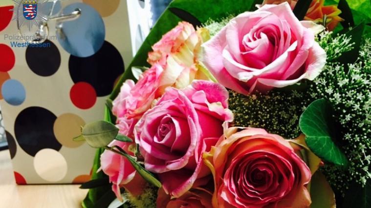 Die Braut bedankte sich bei der Polizei mit Blumen. - Foto: Polizeipräsidium Westhessen