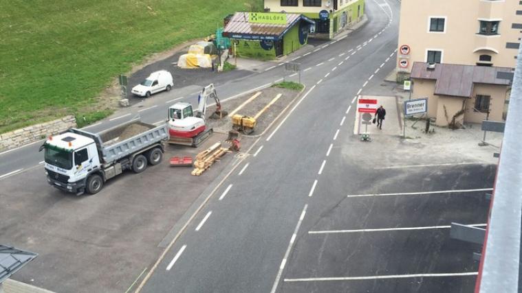Am Brenner wird weiter an den Infrastrukturen für die Kontrollen gearbeitet. Wie die Polizei mitteilt, steht mittlerweile ein Kontrollcontainer an der Straße.