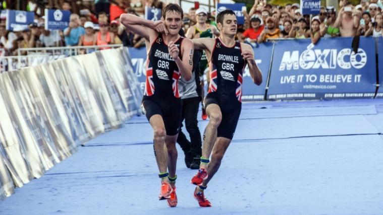 Jonathan Brownlee (rechts) war auf dem Weg zum WM-Titel, erlitt aber 400 Meter vor dem Ziel einen Schwächeanfall und musste von seinem Bruder Alistair gestützt werden.