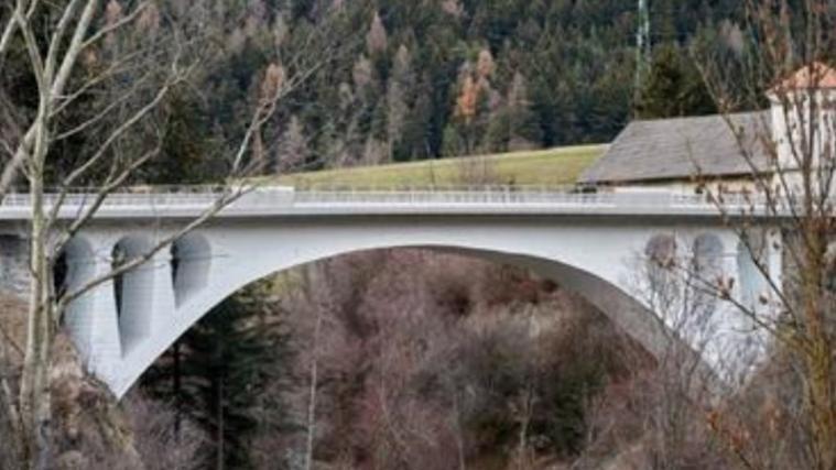 Das Land hat die denkmalgeschützte Bogenbrücke auf der Staatsstraße in Olang saniert. - Foto: lpa