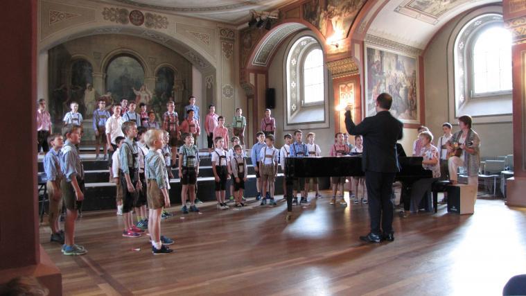 Die jungen Sänger und Chorleiter Johann van der Sandt. - Foto: Südtiroler Chorverband