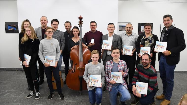 Das neue Liederbuch "Jun a cianté" wurde am 17. November in St. Martin in Thurn vorgestellt. - Foto: LPA/Micurá de Rü