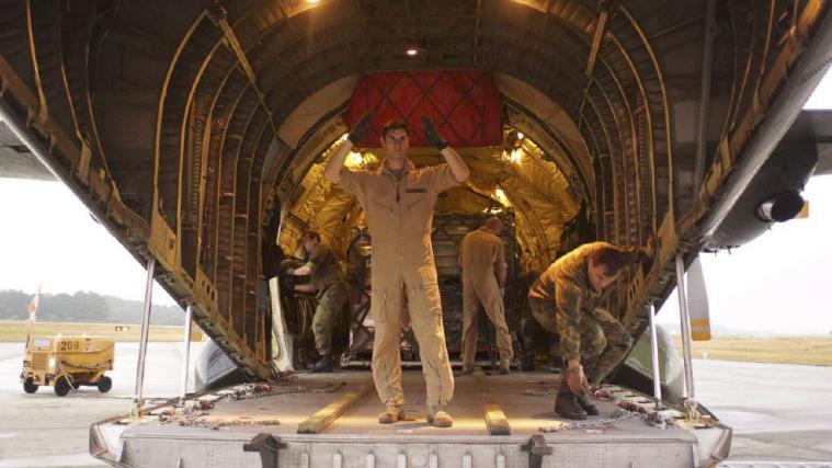 Bundeswehrsoldaten beladen ein Transportflugzeug in Hohn mit Nachschub für kurdische Kämpfer im Irak.