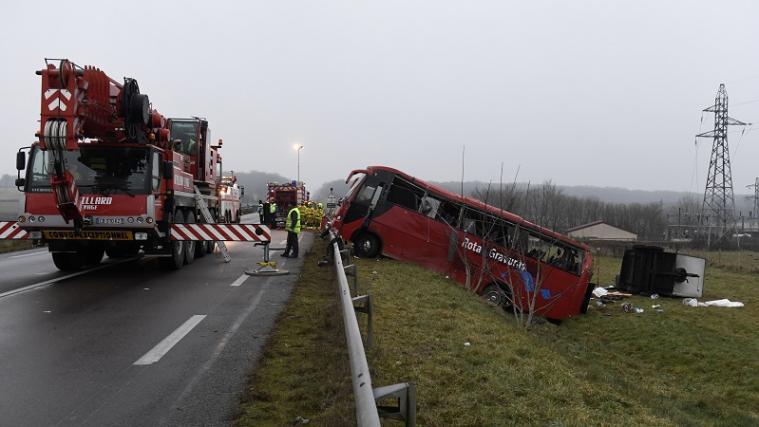 Vermutlich geriet der Bus wegen Blitzeis von der Fahrbahn ab.