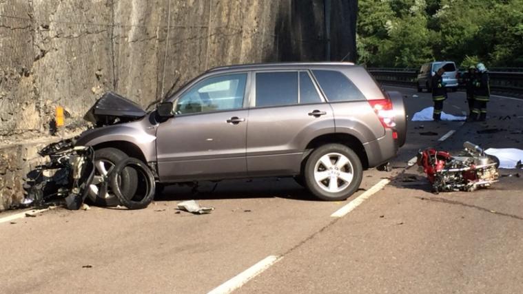 Wie aus dem Nichts muss der Geländewagen für die beiden Motorradfahrer plötzlich in der Kurve bei Cadine aufgetaucht sein - mit verheerenden Folgen. (Foto: L'Adige)
