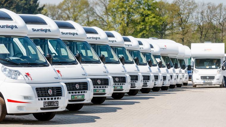 Anwärter für die große Fahrt: Preise für neue Wohnmobile beginnen laut Experten ab etwa 35 000 Euro, Luxusmodelle können sechsstellige Summen kosten. Foto: Markus Scholz