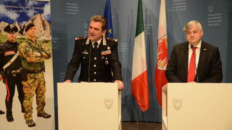 Der Carabinierikommandant für Trentino-Südtirol General Massimo Mennitti und Landesrat Florian Mussner bei der Vorstellung des neuen ladinischen Kalenders der Carabinieri am Mittwoch in Bozen. - Foto: DLife