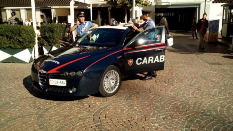 Ein Streifenwagen der Carabinieri am Waltherplatz in Bozen. - Foto: Carabinieri