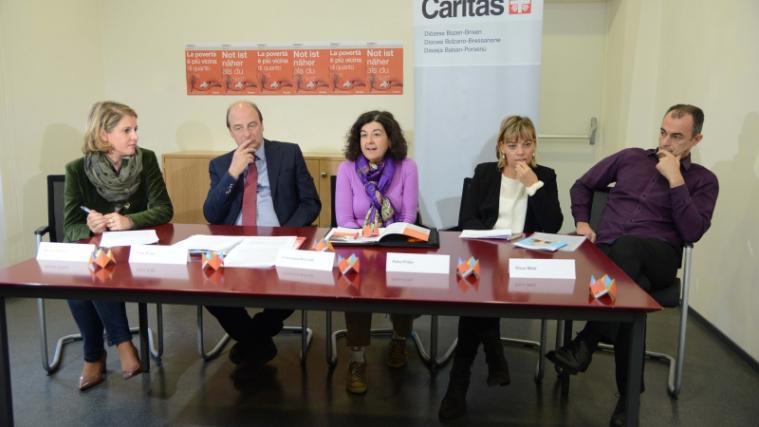 Gegen Kinderarmut (von links): Renata Plattner, Franz Kripp, Francesca Boccotti, Petra Priller und Klaus Metz von der Caritas appellieren an die Spendenbereitschaft der Südtiroler zum Caritas-Sonntag. (Foto: DLife)