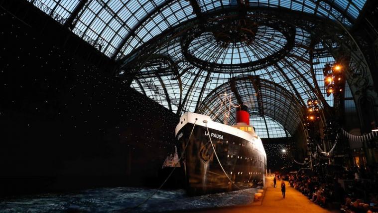 Im Grand Palais in Paris ist vor der Replik eines Luxusliners die neue Kreuzfahrt-Kollektion vorgestellt worden.