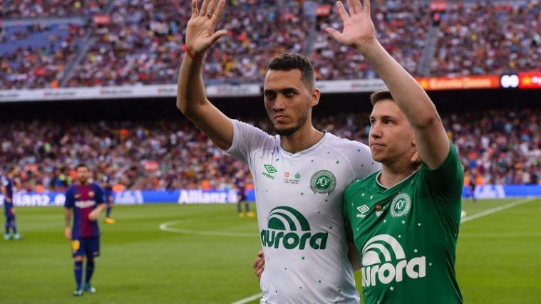 Chapecoenses Verteidiger Neto und Jakson Follmann beim Spiel gegen Barcelona am Montagabend.
