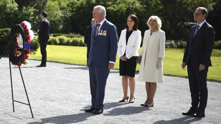 Prinz Charles und seine Frau Camilla bei der Kranzniederlegung beim Luftbrückendenkmal in Berlin.