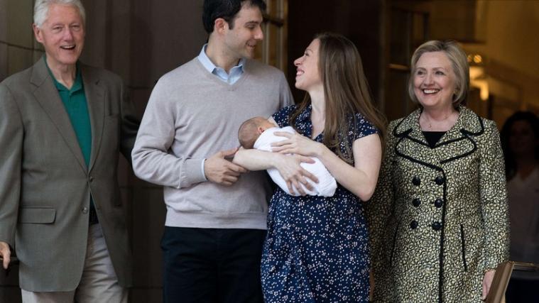 Chelsea Clinton hat das Krankenhaus mit ihrem neugeborenen Baby verlassen. Die stolzen Großeltern Bill und Hillary waren auch dabei.