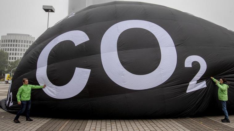 Greenpeace hat in Frankfurt vor der IAA protestiert. - Foto: AP