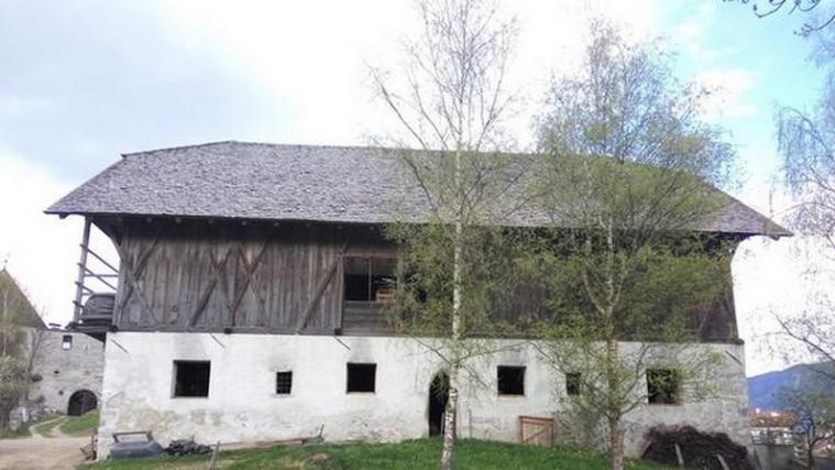 Roman Signers Installation "Dachlawine" auf dem Stadeldach des Hilber Bauer in St.Lorenzen fand am Samstag statt.
