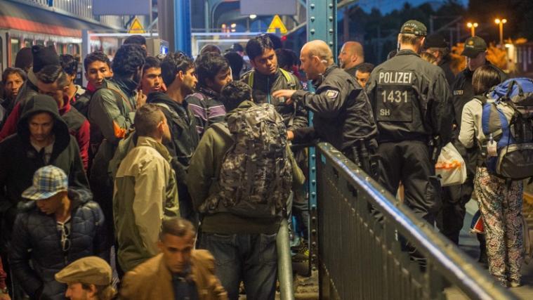 Alle Hände voll zu tun hatten deutsche Polizisten am Bahnhof von Flensburg, als die dänische Bahn am Mittwoch den Zugverkehr stoppte.