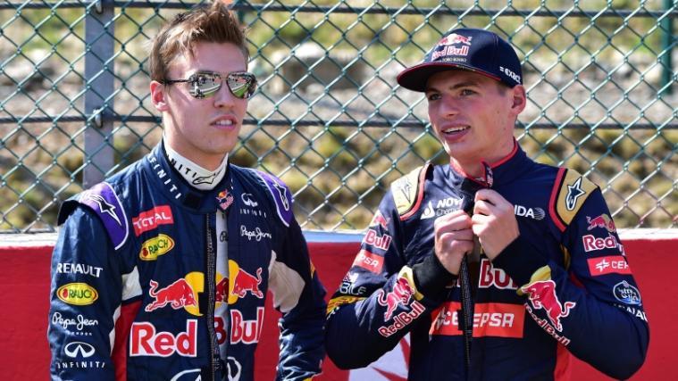 Sie tauschen ihre Cockpits: Daniil Kwjat (links) wird zu Toro Rosso "degradiert", während Max Verstappen dessen Platz bei Red Bull einnimmt.