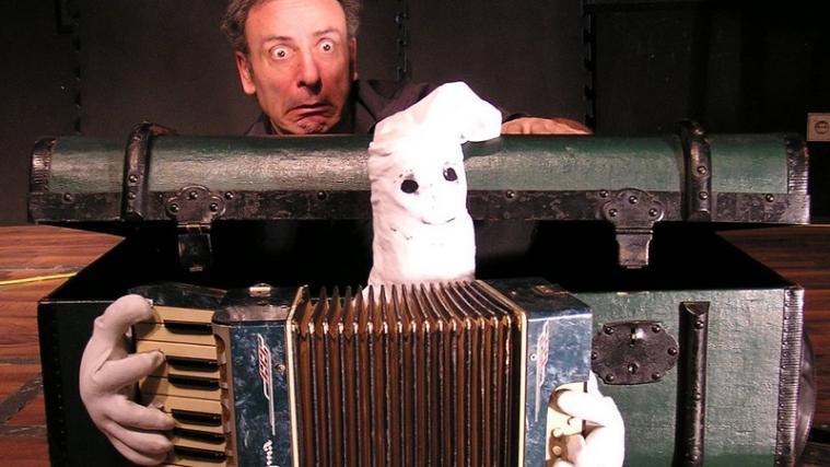 Edurado Mulone und sein Gespenst aus dem Koffer suchen das Theater am Hof heim.