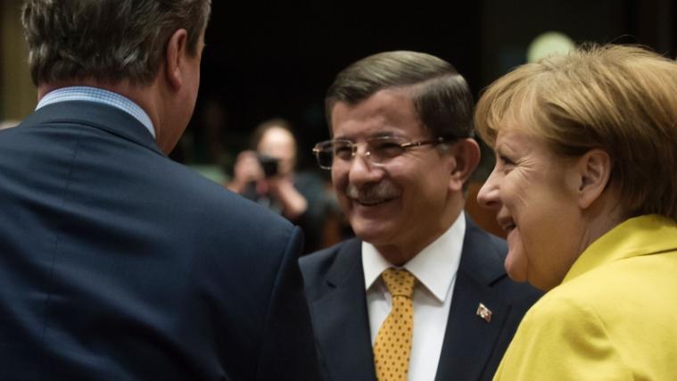 Erleichtert nach der Einigung: (v.l.) der britische Premierminister David Cameron, der türkische Regierungschef Ahmet Davutoglu und Bundeskanzlerin Angela Merkel.