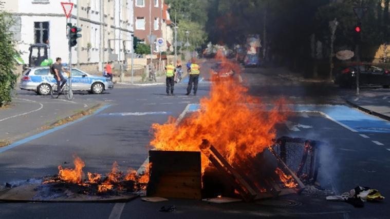 Die Gegendemonstranten errichteten brennende Straßenbarrikaden.