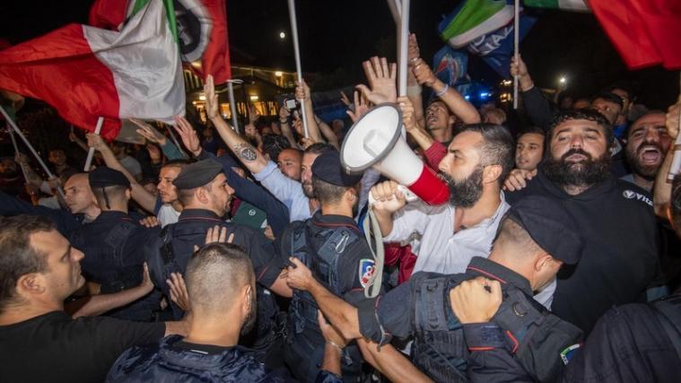 Die Ankunft der „Diciotti“-Migranten hat in der italienischen Stadt Rocca di Papa bei Rom Protest und Gesten der Solidarität ausgelöst.