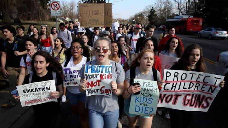 In ganz Florida schlossen sich etliche weitere Schüler den Protesten mit Streiks an.