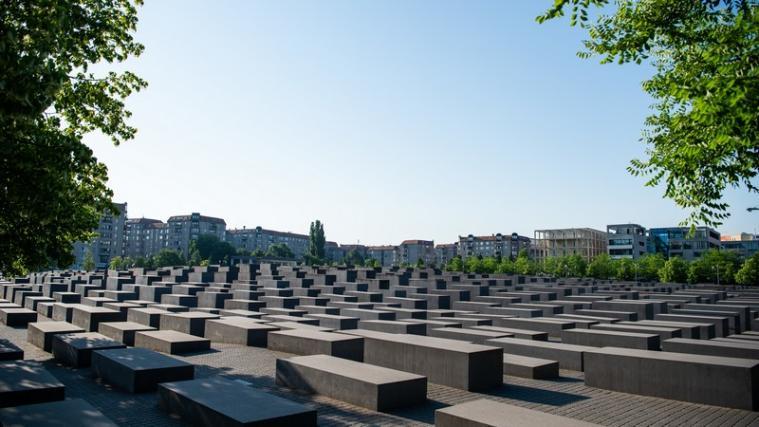 Das Denkmal für die ermordeten Juden Europas in Berlin wäre der Schlussstein für einen Wanderweg von England über Frankreich, Belgien und die Niederlande nach Berlin.Thema der Route wäre der 2. Weltkrieg.