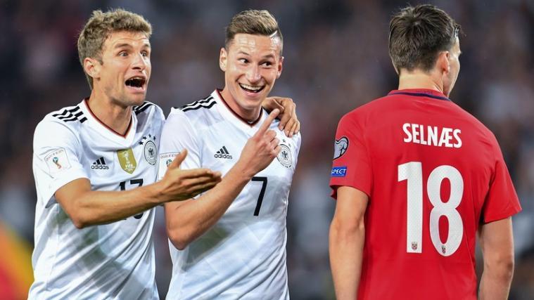 Thomas Müller und Julian Draxler feiern ein Tor gegen Norwegen.