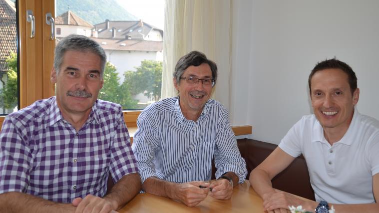 (v.l.) Der Latscher Bürgermeister Helmut Fischer, Norbert Barbolini und Gemeindesekretär Georg Schuster.