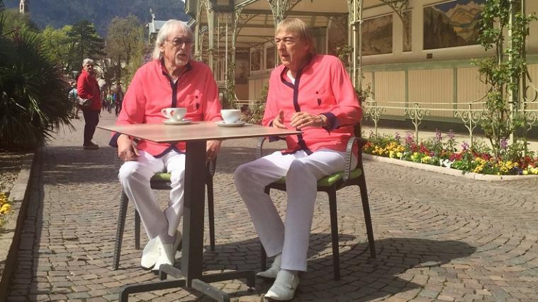 Die Amigos genießen die Sonne in der Kurstadt Meran. - Foto: Manuela Rungg