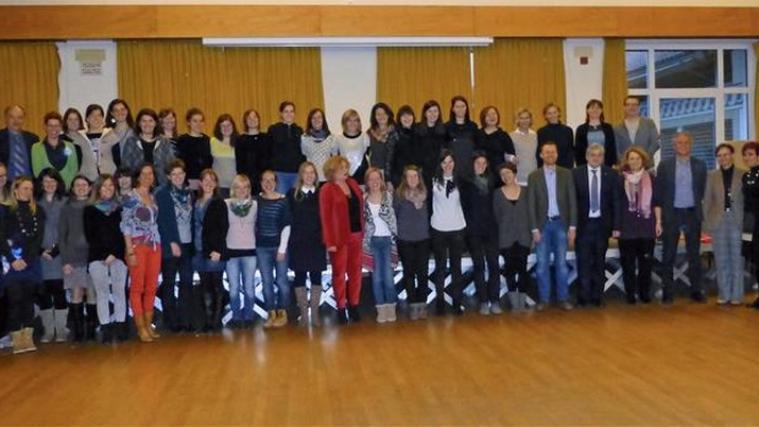 Die Teilnehmerinnen der Montessori-Ausbildung mit LR Florian Mussner - Foto: Eugen Troi