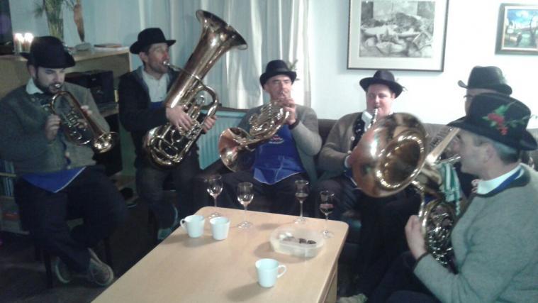 Die Völser Musikanten spielten zur Freude der Dorfbewohner flotte Stücke.