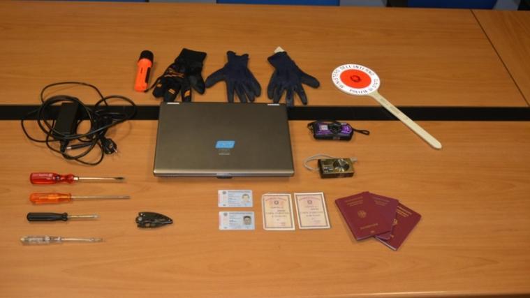 Die Polizisten konnten allerhand Diebesgut sicherstellen. - Foto: Quästur